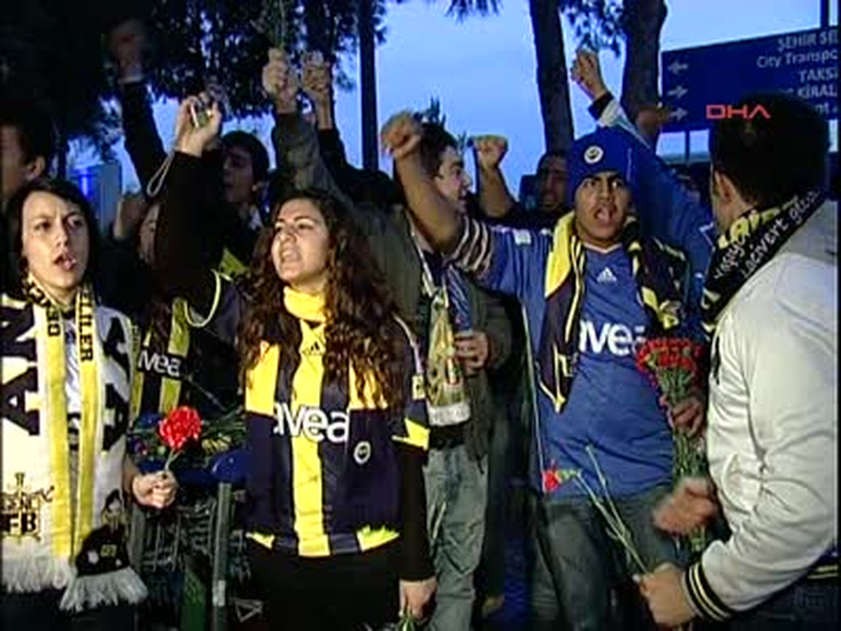 Fenerbahçeli Futbolcular, Antalya\'da Fenerium Mağazasının Açılışını Yaptı