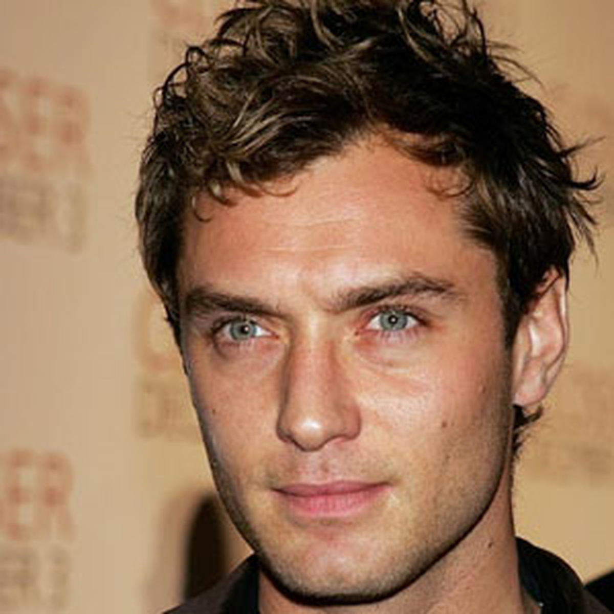Jude Law Şapkasız Çıkmıyor