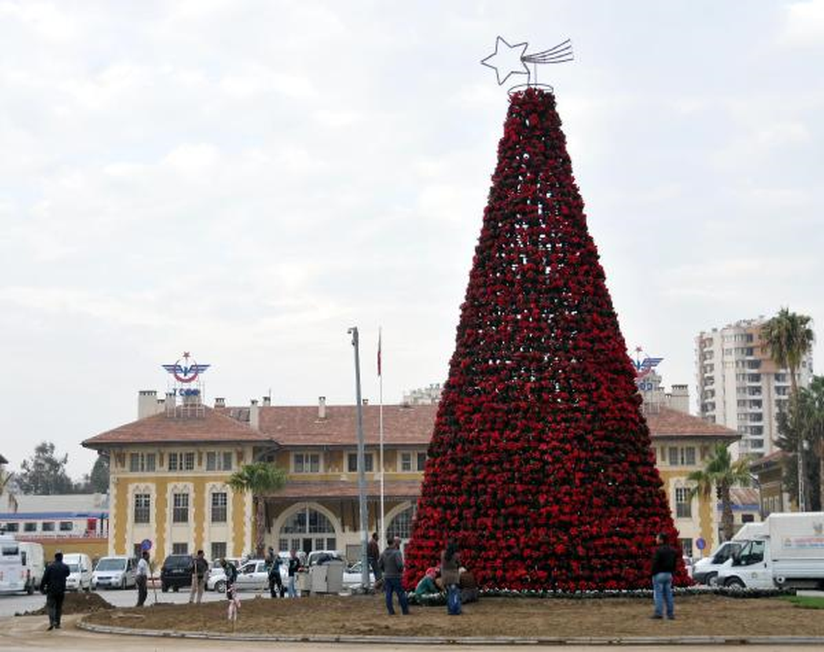 Adana'da Uğur Mumcu Meydanı'na Atatürk Çiçeği'nden Dev Yılbaşı Ağacı