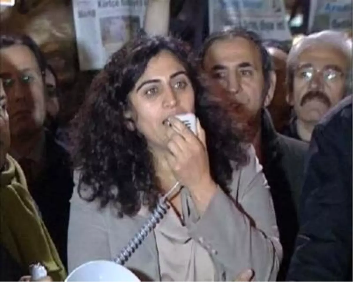 BDP\'li Milletvekilleri Polisin Arama Yaptığı DİHA Bürosuna Geldi