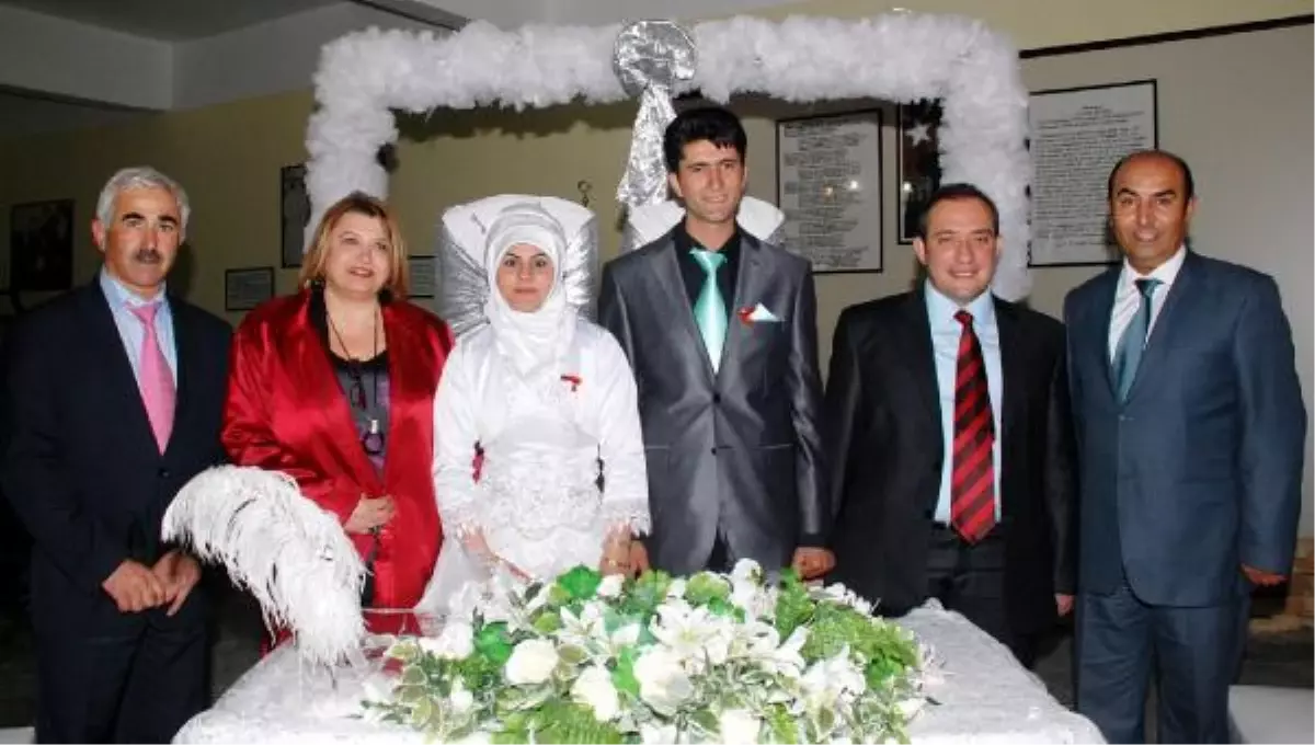 Depremzede Çift Rötarlı Evlendi