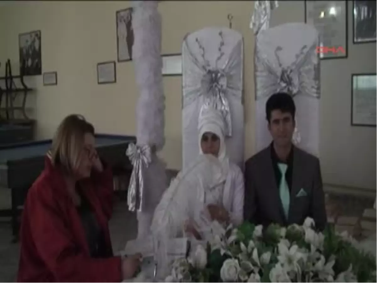 Depremzede Çift Rötarlı Evlendi