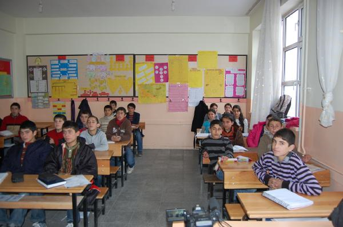 Evlenmemek İçin Okula Gidiyorlar