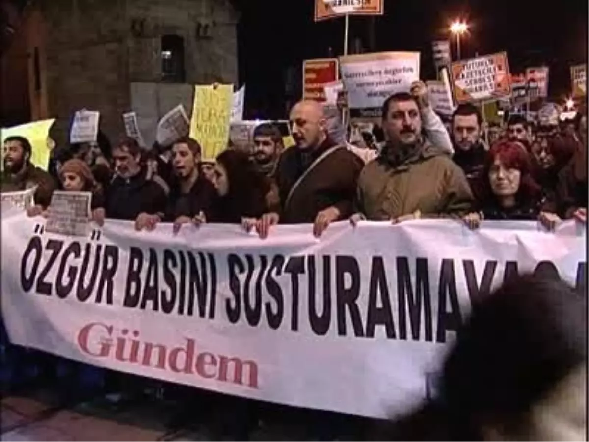 Gazetecilerin Gözaltına Alınması Taksim\'de Protesto Edildi