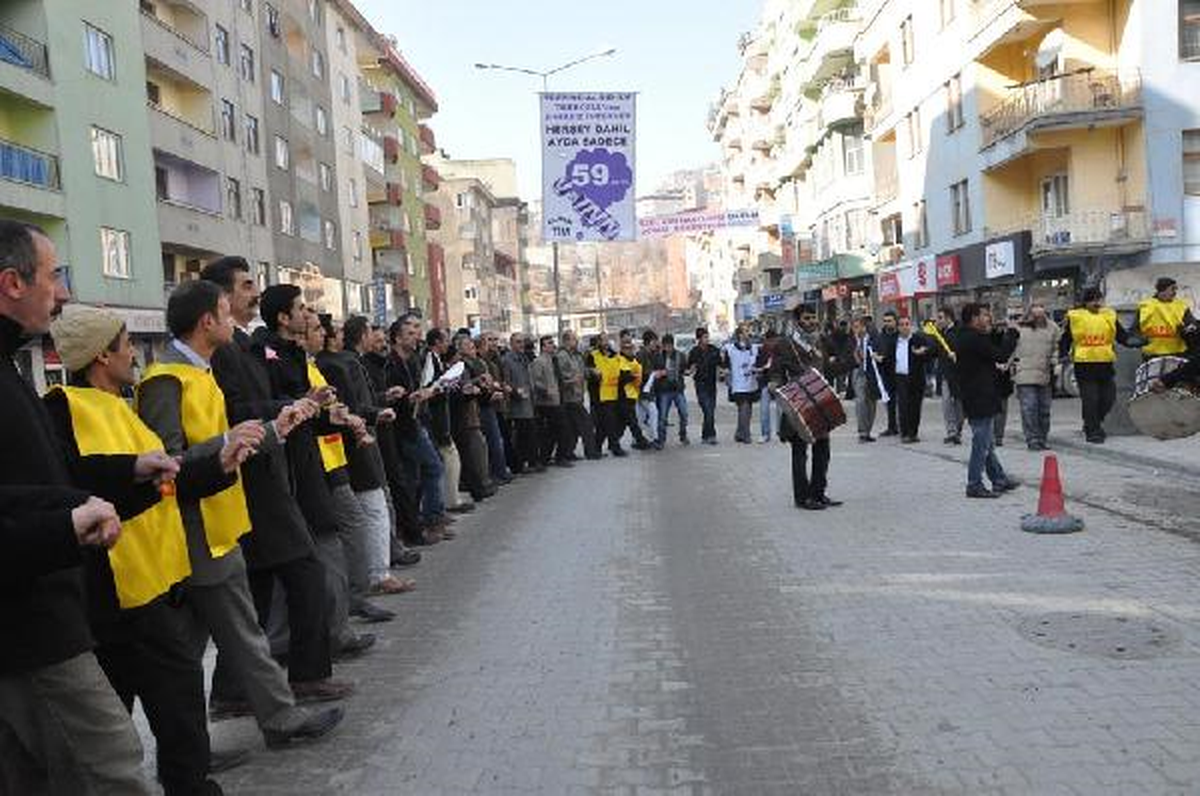 Hakkari'de Çalışanlardan Halaylı Grev