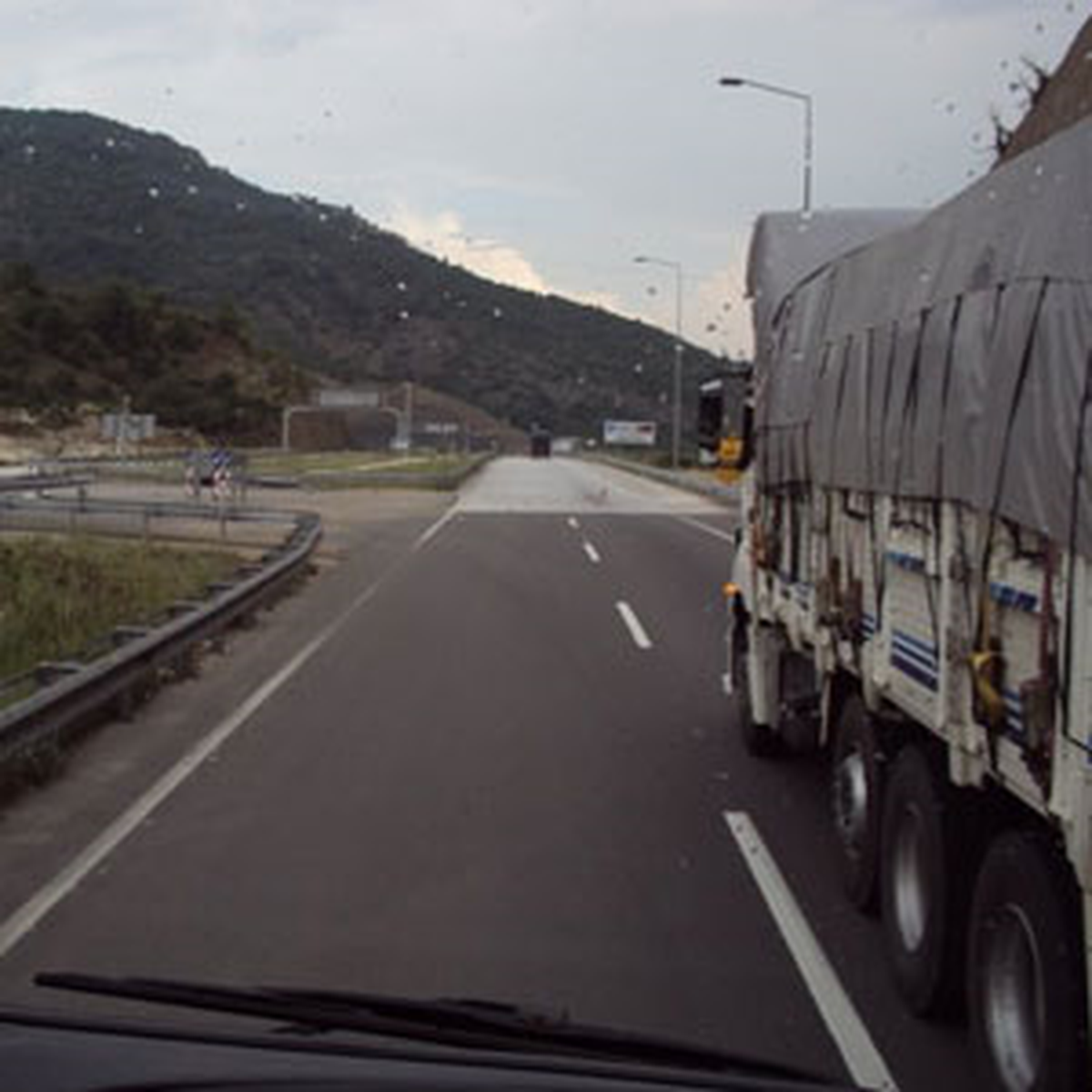 Kamyon Çarptı Kalkıp Annesine Sarıldı