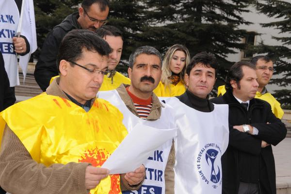 Kesk'e Bağlı Çeşitli Sendikaların Üyeleri Valilik Önünde Toplanarak, Hükümeti Protesto Etti