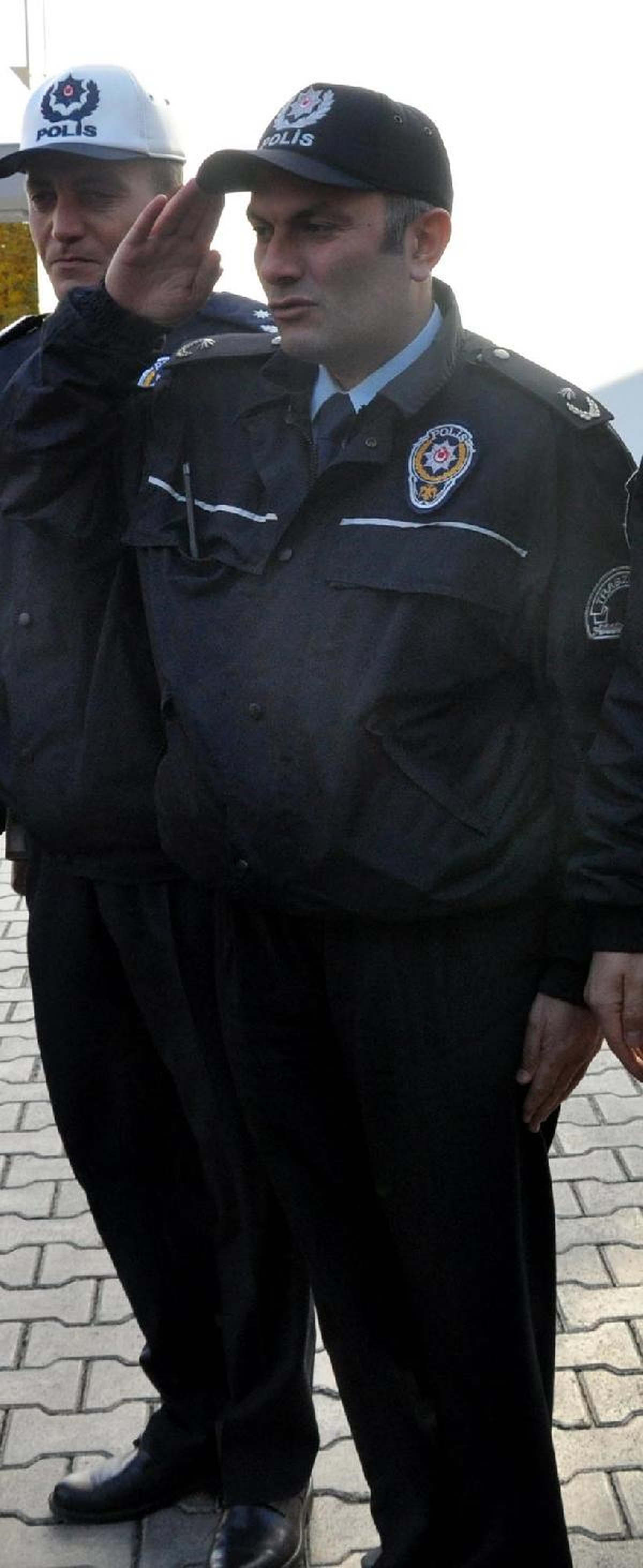 Polis Memuru Karakolda Silahla Amirini Kovaladı (2)
