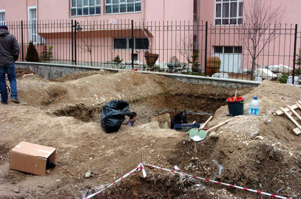 Yer Altı Otoparkı Kazısında Roma Dönemine Ait Mezarlar Bulundu