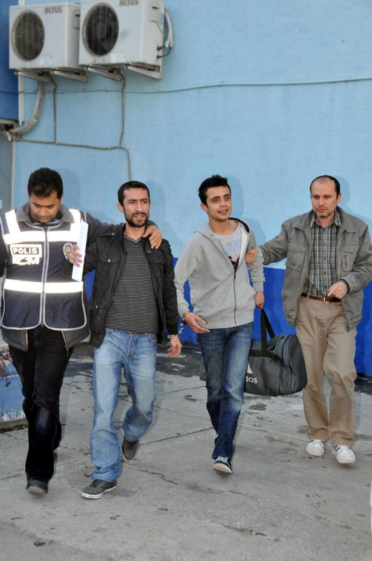 Atm'ye Düzenek Kurmakla Suçlanan 2 Kişi Yakalandı