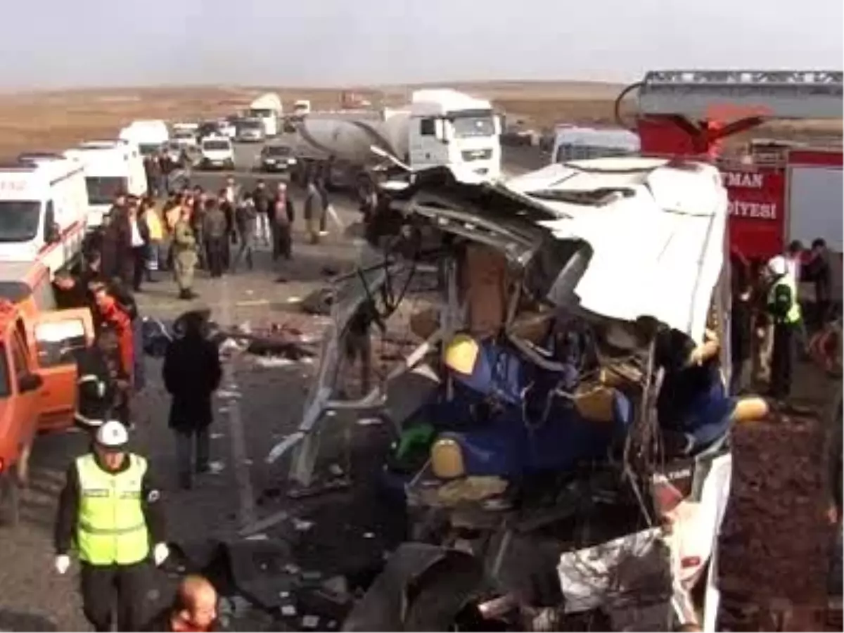 Diyarbakır\'da Tır\'la Midibüs Çarpıştı: 25 Ölü, 16 Yaralı (2)