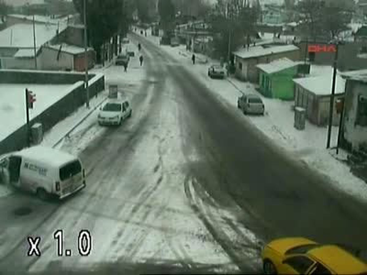 Erzurum'da Birbirinden İlginç Trafik Kazaları Mobese Kameralarına Yansıdı