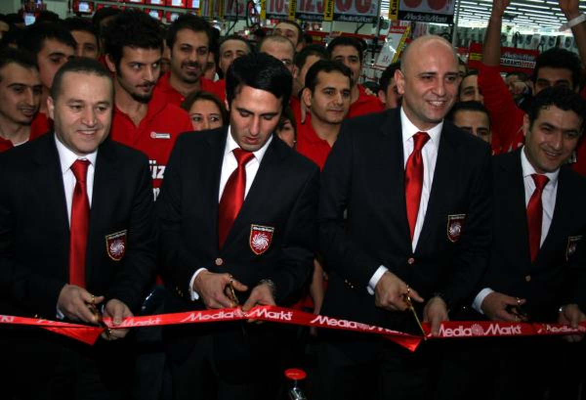Kayseri'de Elektronik Mağazası Açılışında İzdiham