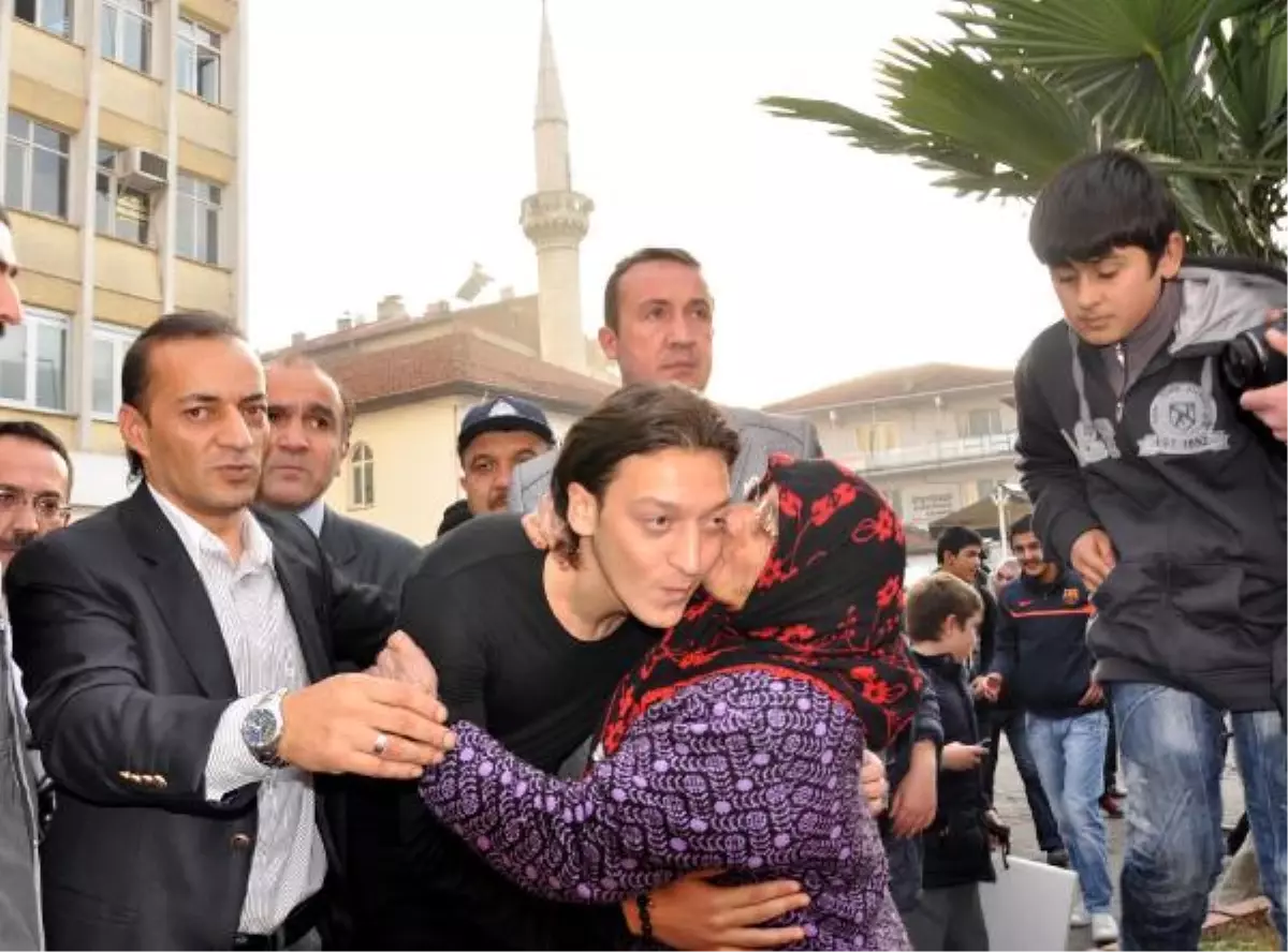Mesut Özil, Dedesinin Mezarını Ziyaret Etti (2)