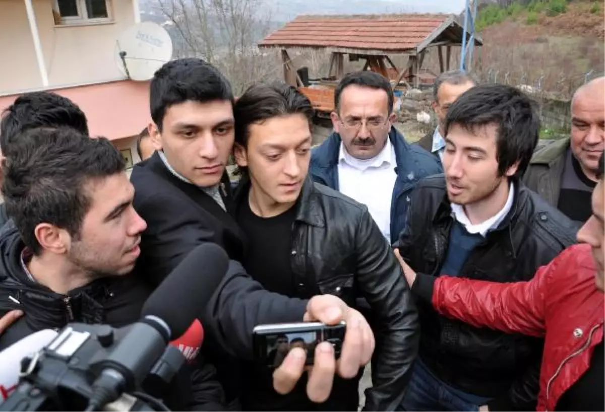 Mesut Özil Mezarlık Ziyaretinde