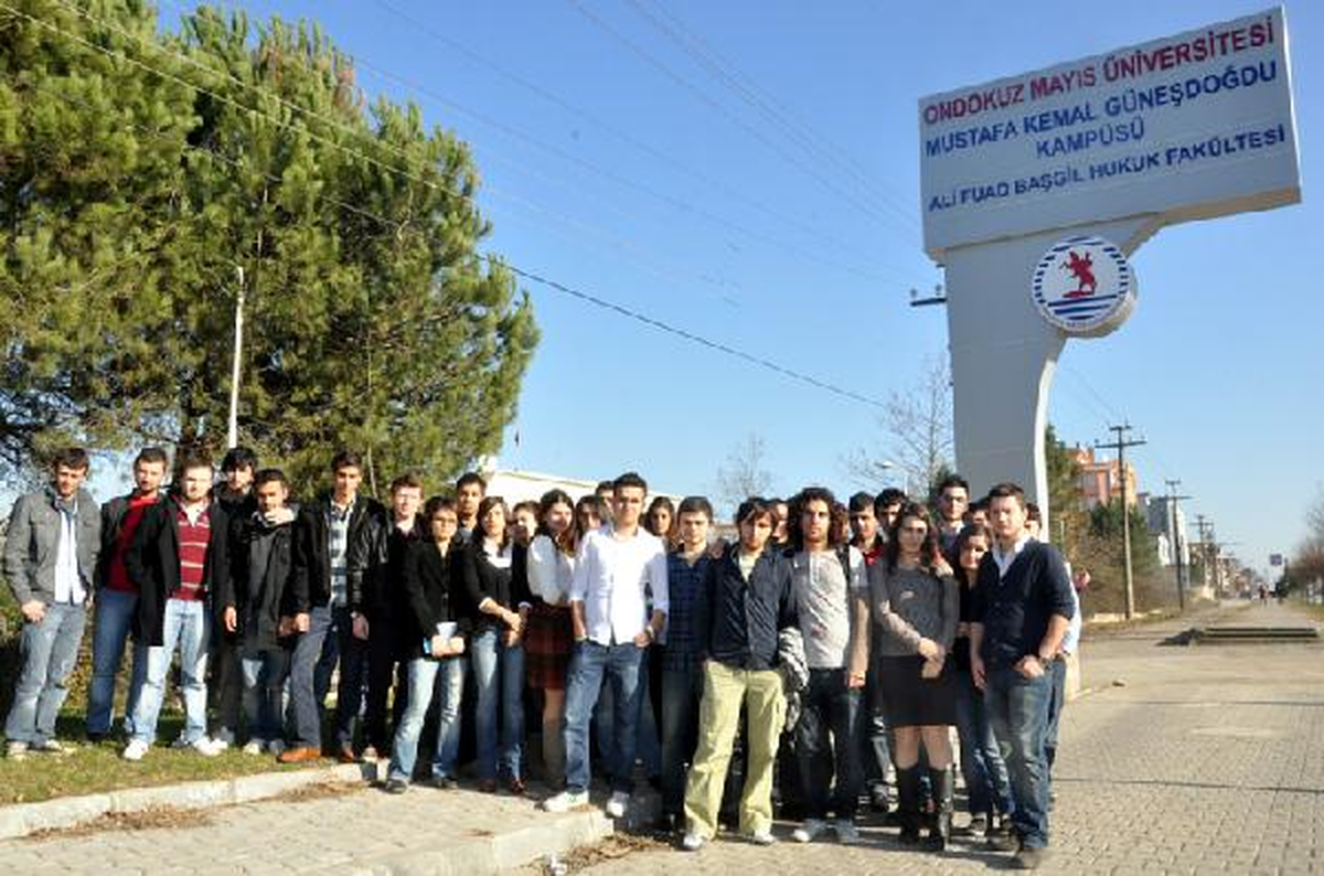 Öğrenciler 'fakülte Binası İlçeye Taşındı' Diye Üniversiteye Dava Açtı