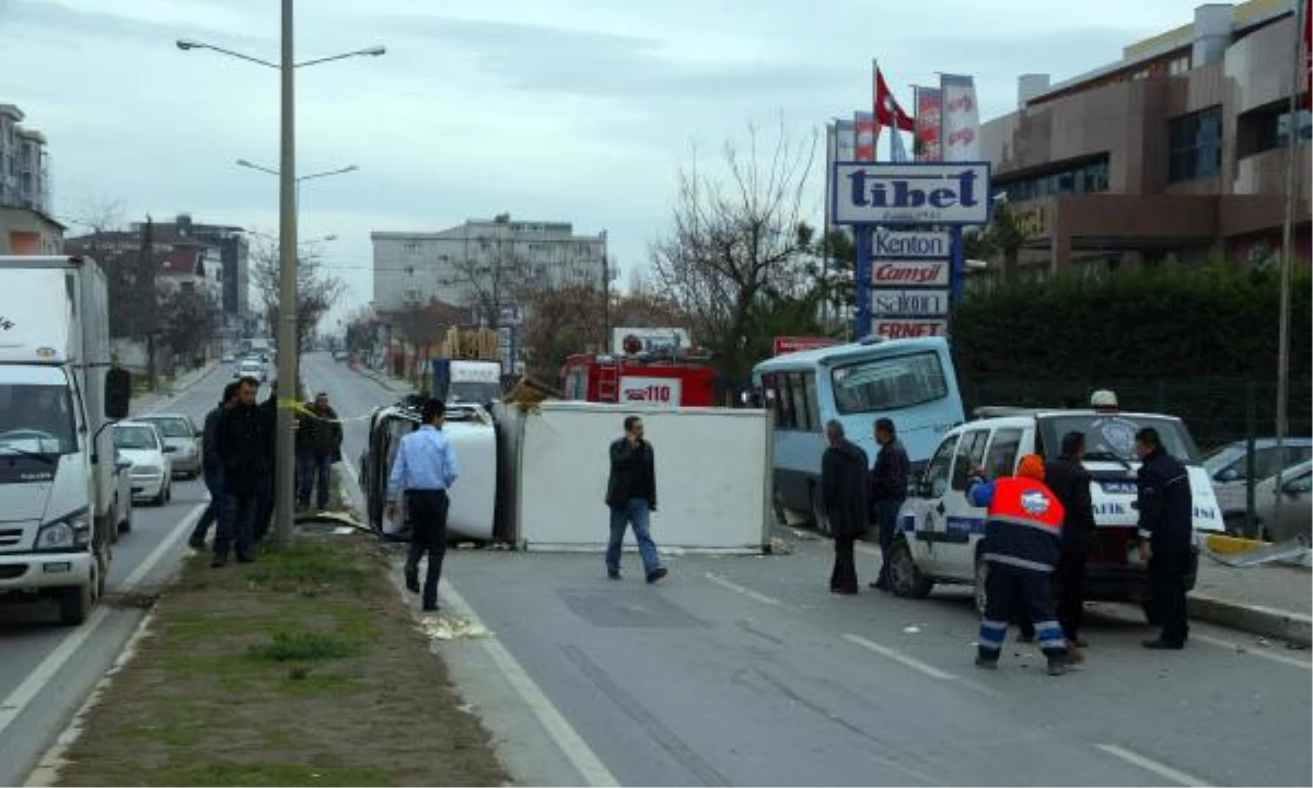 Pendik\'te Kamyonet Minibüse Çarptı: 7 Yaralı
