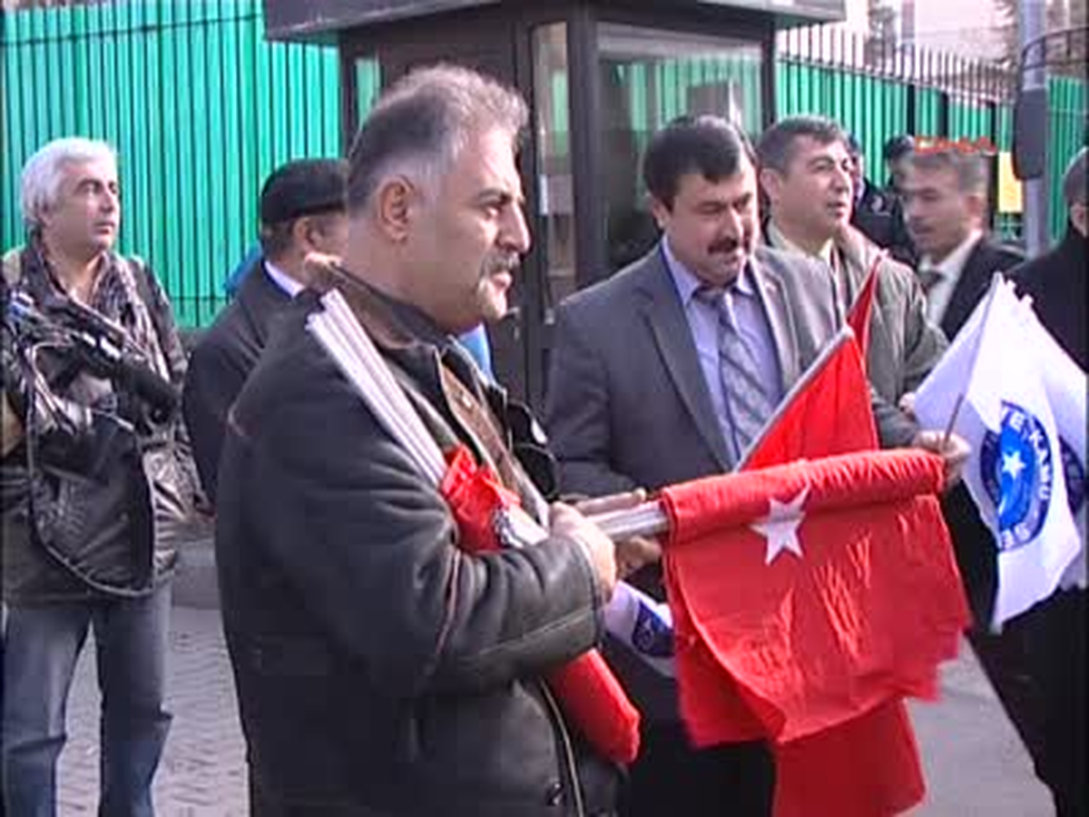 Sen'den Fransa Büyükelçiliği Önünde Protesto