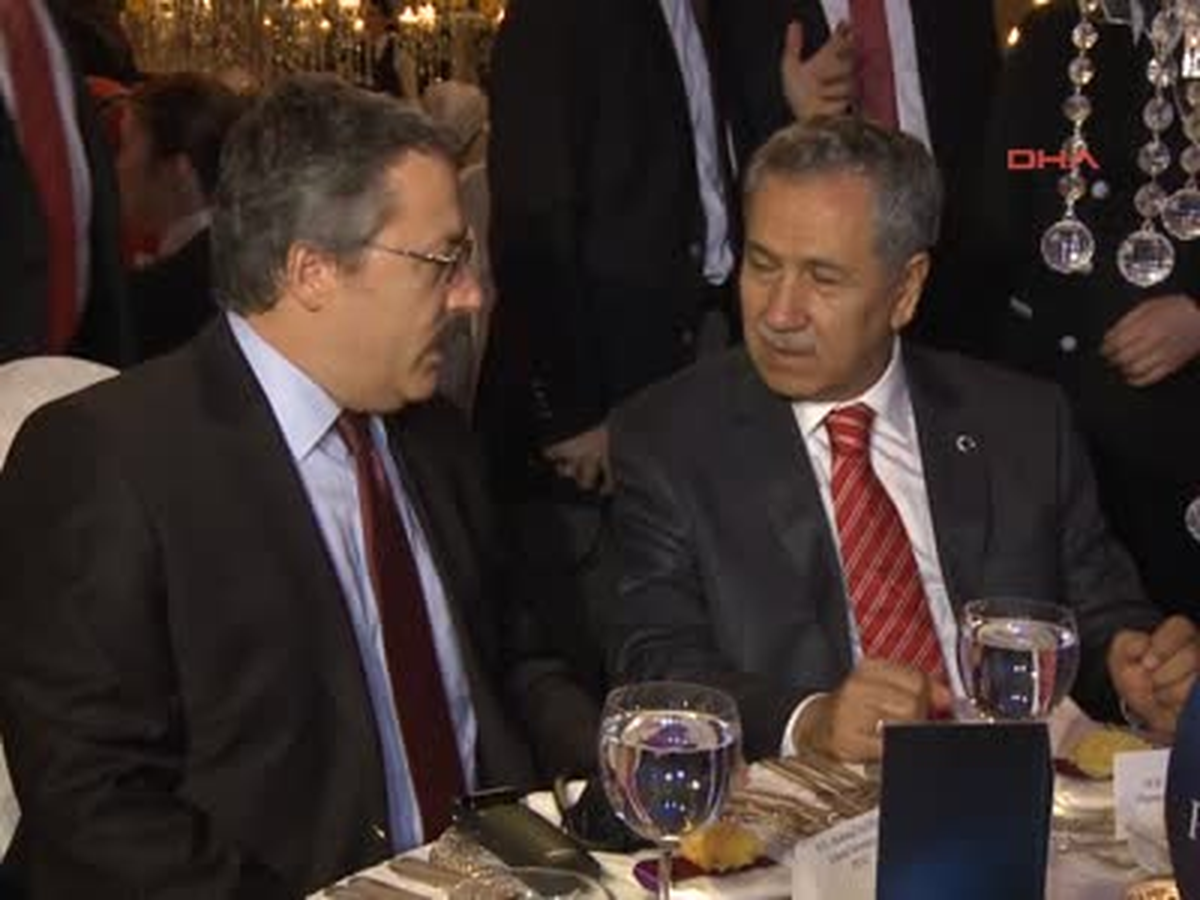 Başbakan Yardımcısı Arınç'tan Hemcinslerine Kadına Şiddet Mesajı