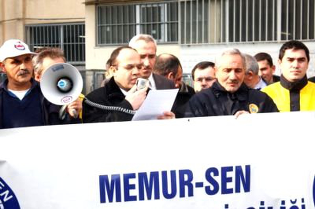 Memur-Sen, Fransa Büyükelçiliği'ne Siyah Çelenk Bırakacak