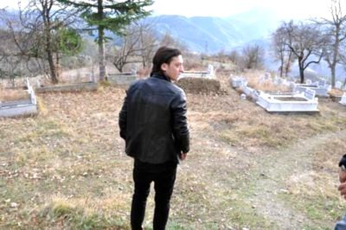 Mesut Özil, Dedesinin Mezarını Ziyaret Etti