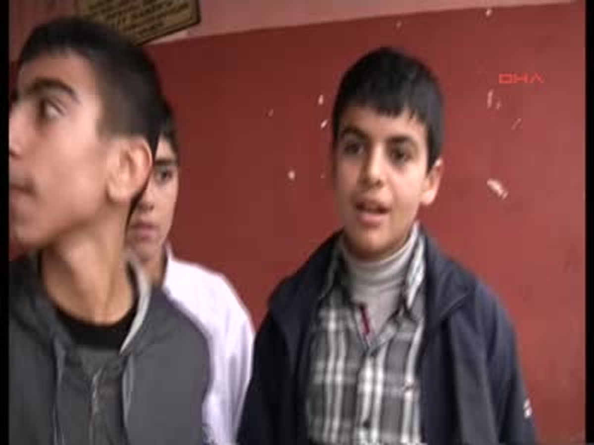 Öğrencilerin Gözleri Önünde Bıçaklandı