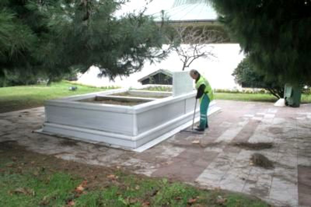 Anıt Mezar Aydın Menderes İçin Düzenleniyor Tedavi Gördüğü Hastanede Hayatını Kaybeden Eski Başbakanlardan Adnan Menderes'in Oğlu Aydın Menderes'in Cenazesinin Defnedileceği Topkapı Anıt Mezar'da Belediye Ekipleri Çalışmalara Başladı.