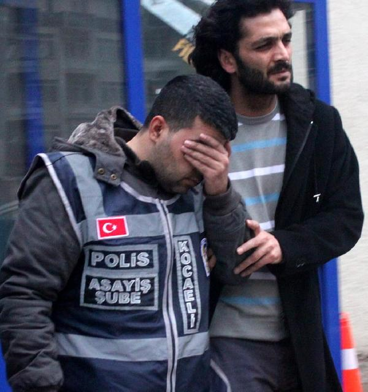 Bilezikleri İçin Öldürdüğü Kadın Toprağa Verilirken, İşyeri Kundaklandı