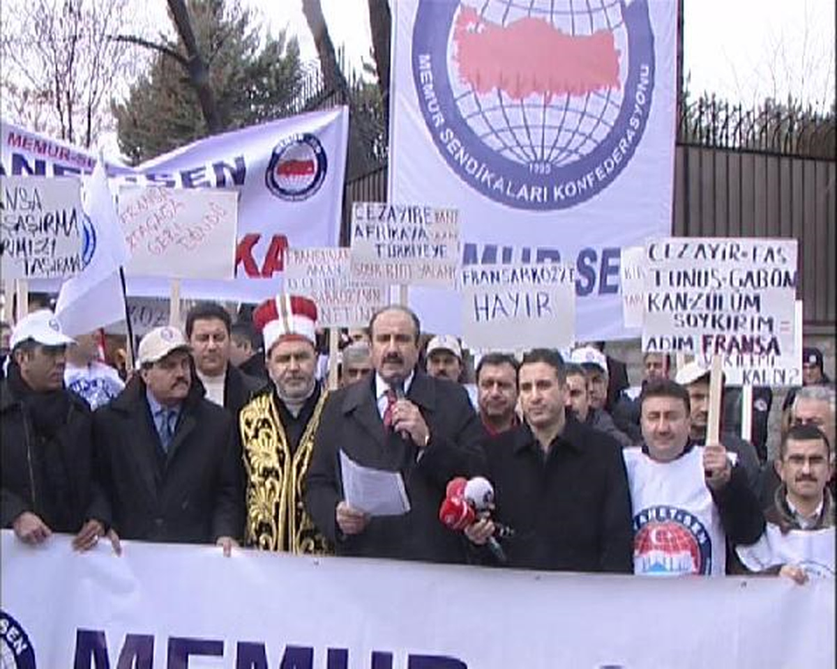 Memur-Sen'den Fransa Büyükelçiliği'ne Siyah Çelenk
