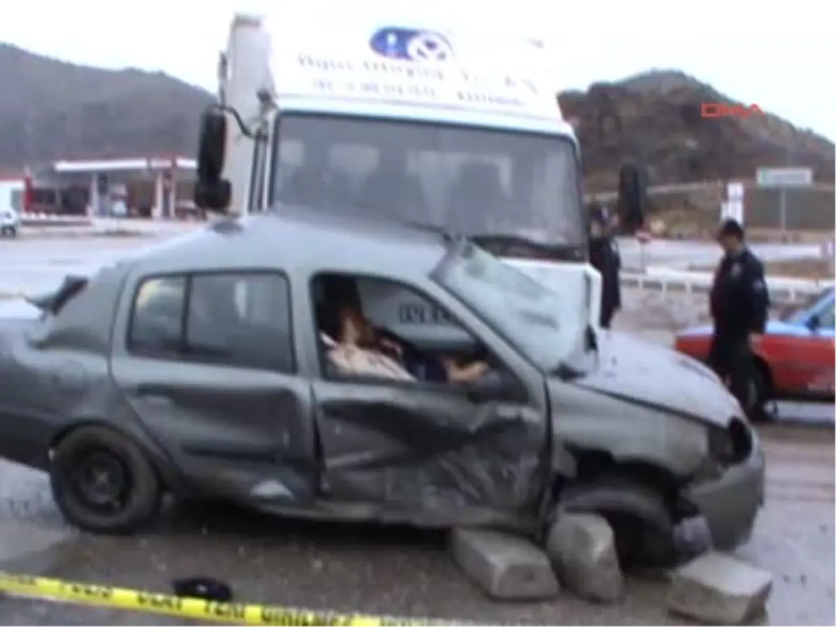 Osmancık\'ta Kamyon Otomobile Çarptı: 2 Ölü Çorum, Niğde ve Konya\'da Trafik Kazaları: 4 Ölü, 9 Yaralı