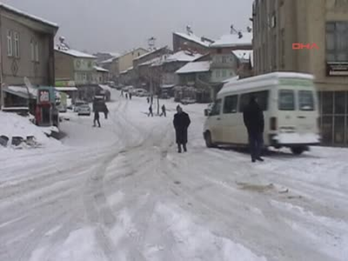 Çelikhan\'da Kar Yolları Kapattı