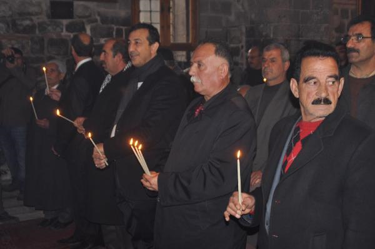 Diyarbakır ve Mardin'de Kiliselerde Noel Kutlandı