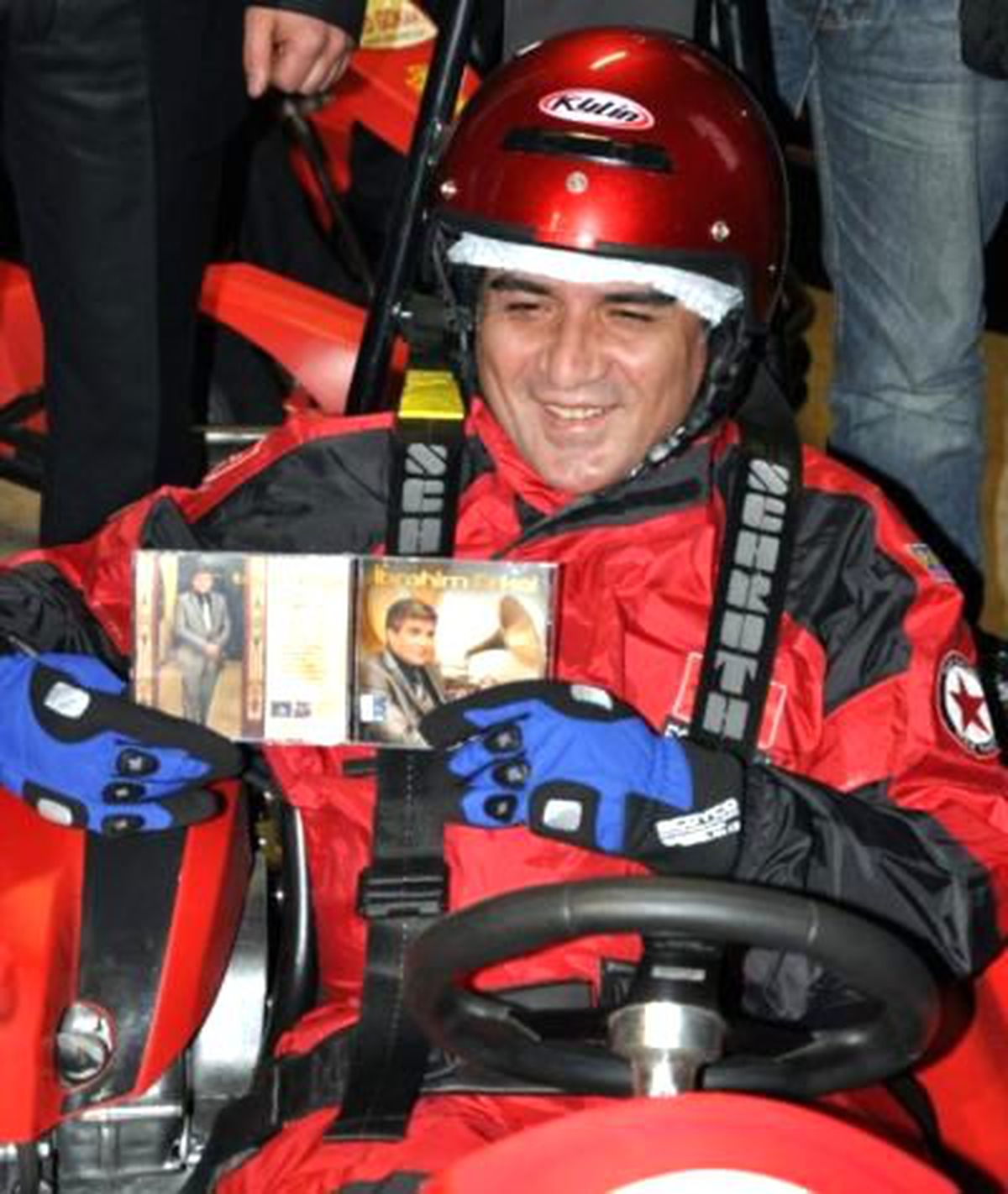 İbrahim Erkal, Yeni Albümünü Go-Kart Pistinde Tanıttı