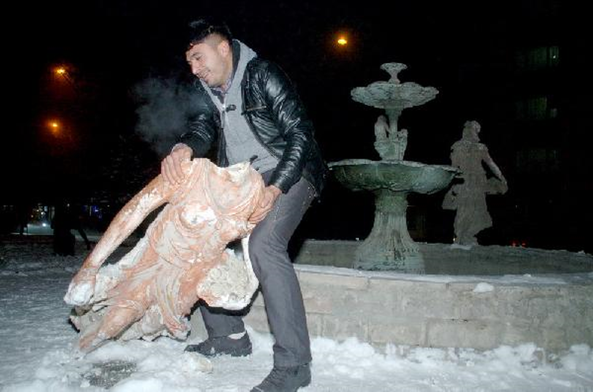 Kars'ta Yine Heykel Krizi