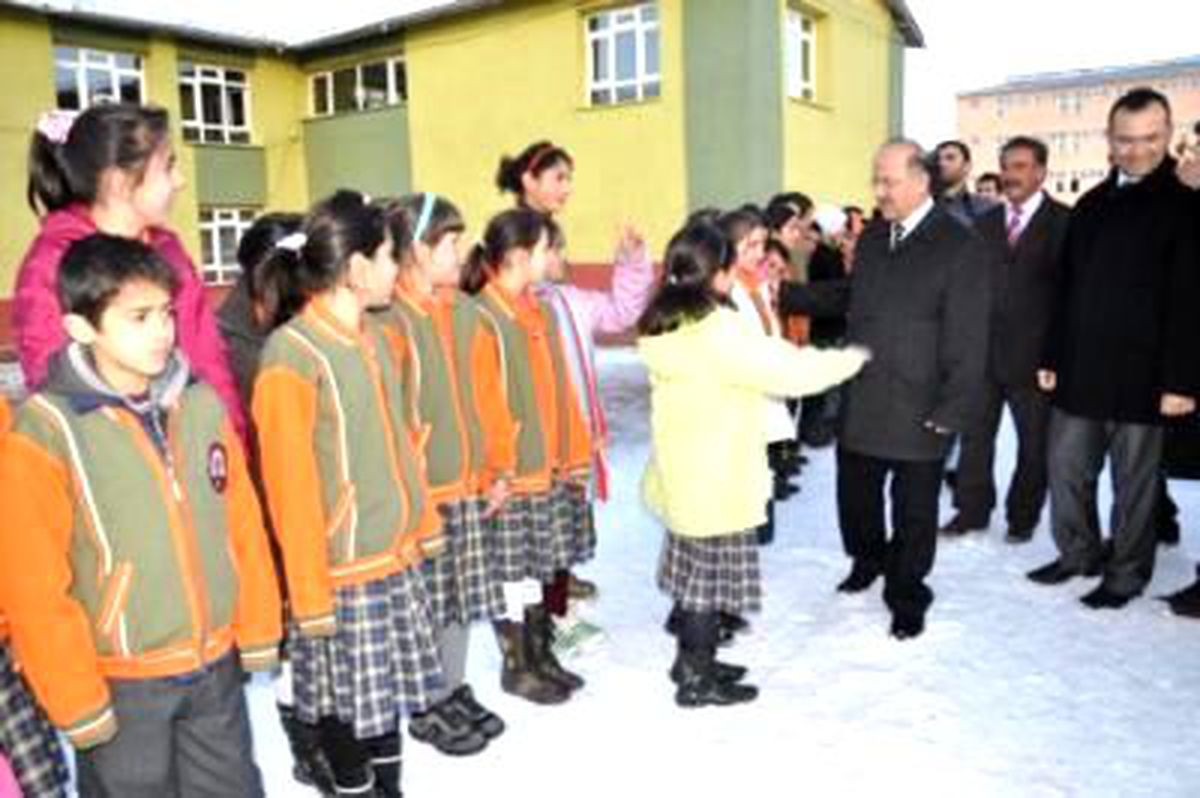 Çocukların 'üşüten' Vali İlgisi