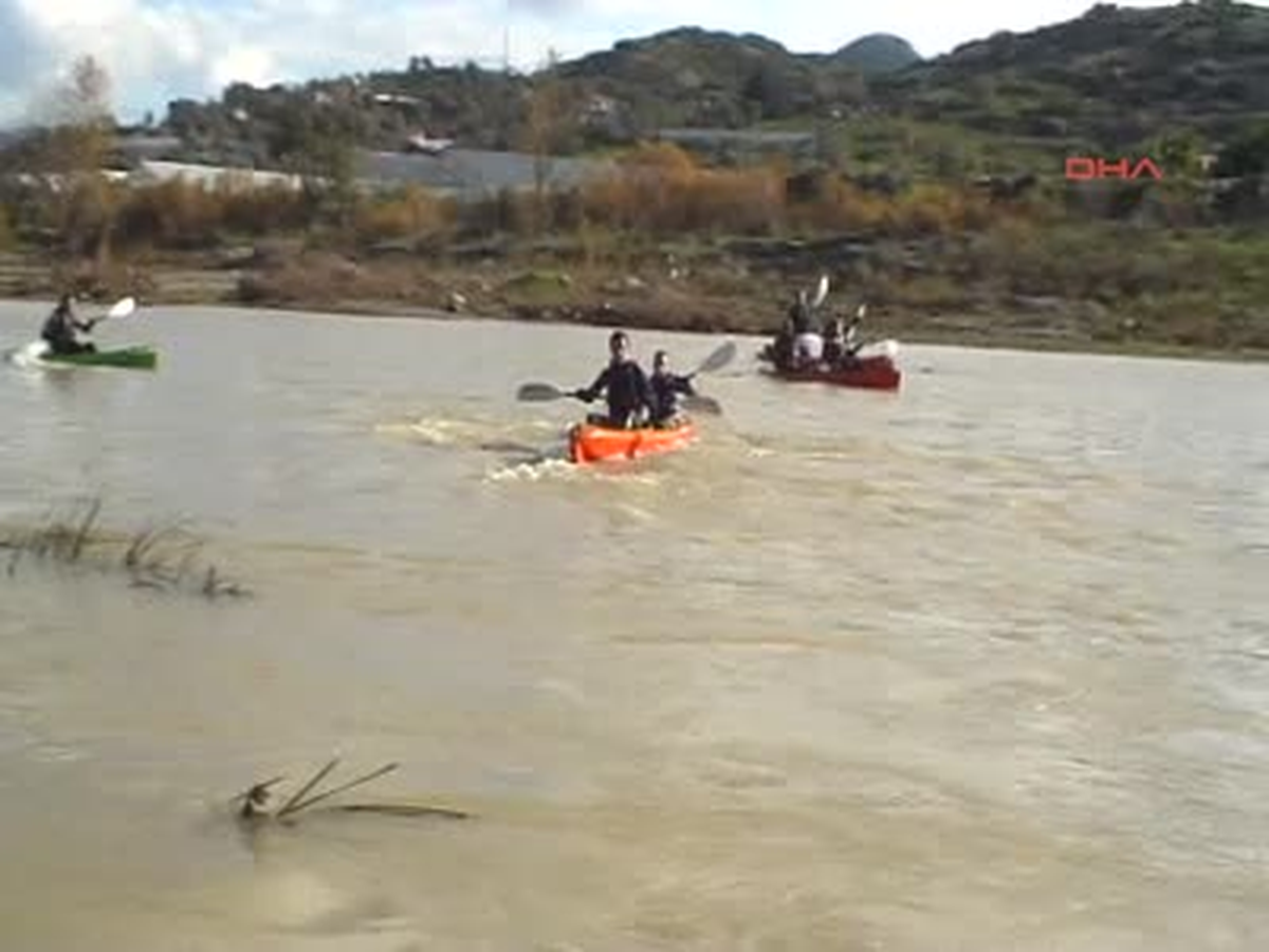 Kış Ortasında Rafting Heyecanı Antalya'da Gazipaşa Su ve Doğa Sporları Kulübü Tarafından, Kış Yağmurlarıyla Birlikte Debisi Yükselen Hacımusa Çayı'nda Kano Rafting Turu Düzenlendi.