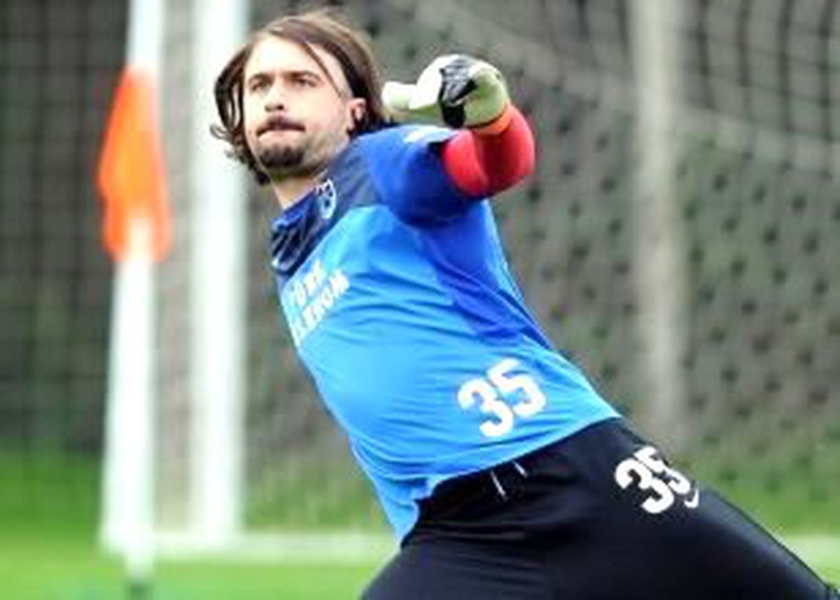 Onur Kıvrak İmzalıyor