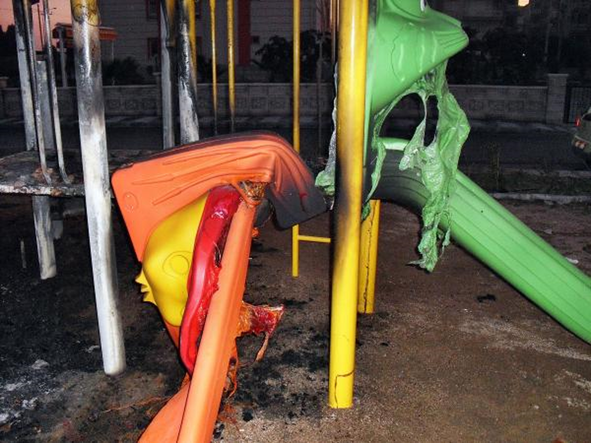 Parktaki Oyun Aletleri Ateşe Verildi