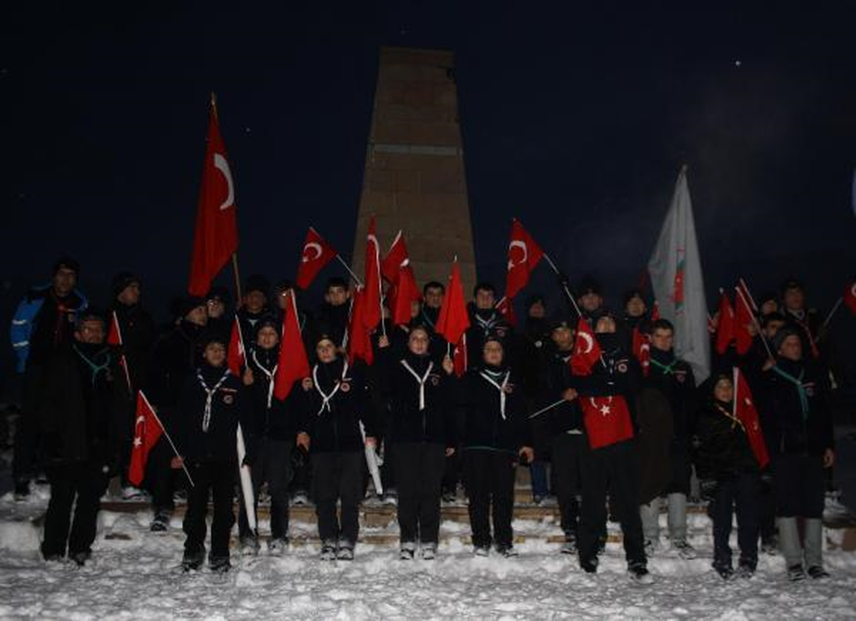 400 İzci, 60 Bin Şehidi Anmak İçin Allahuekber Dağı'na Çıktı