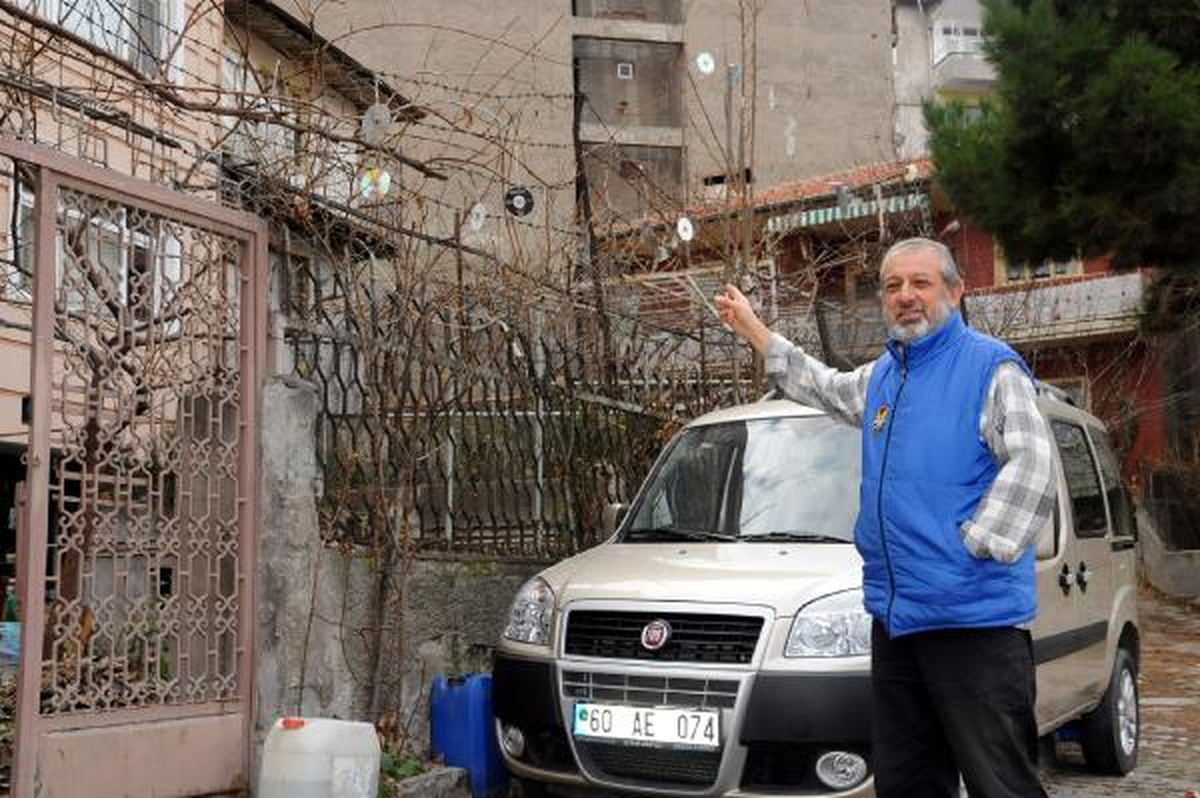 Ağaca Astığı Cd'ler Sayesinde Kuş Pisliğinden Kurtuldu