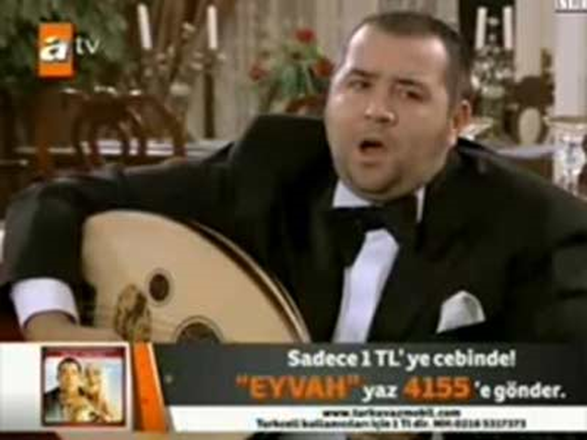 Ata Demirer'in Şarkısı Kırdı Geçirdi