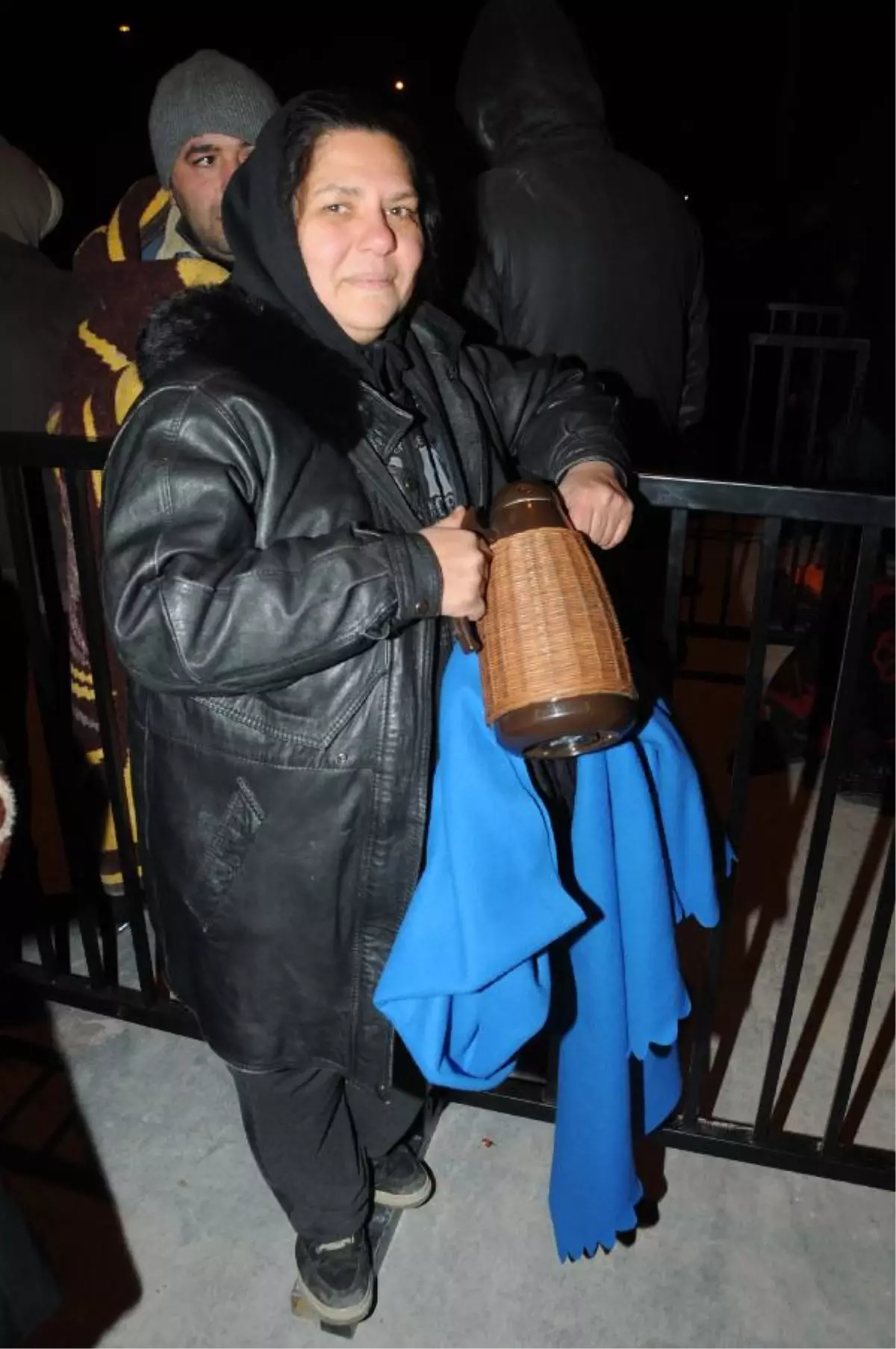 Elektronik Mağazası Açılışında Soğuğa Rağmen Kuyruk Oluştu