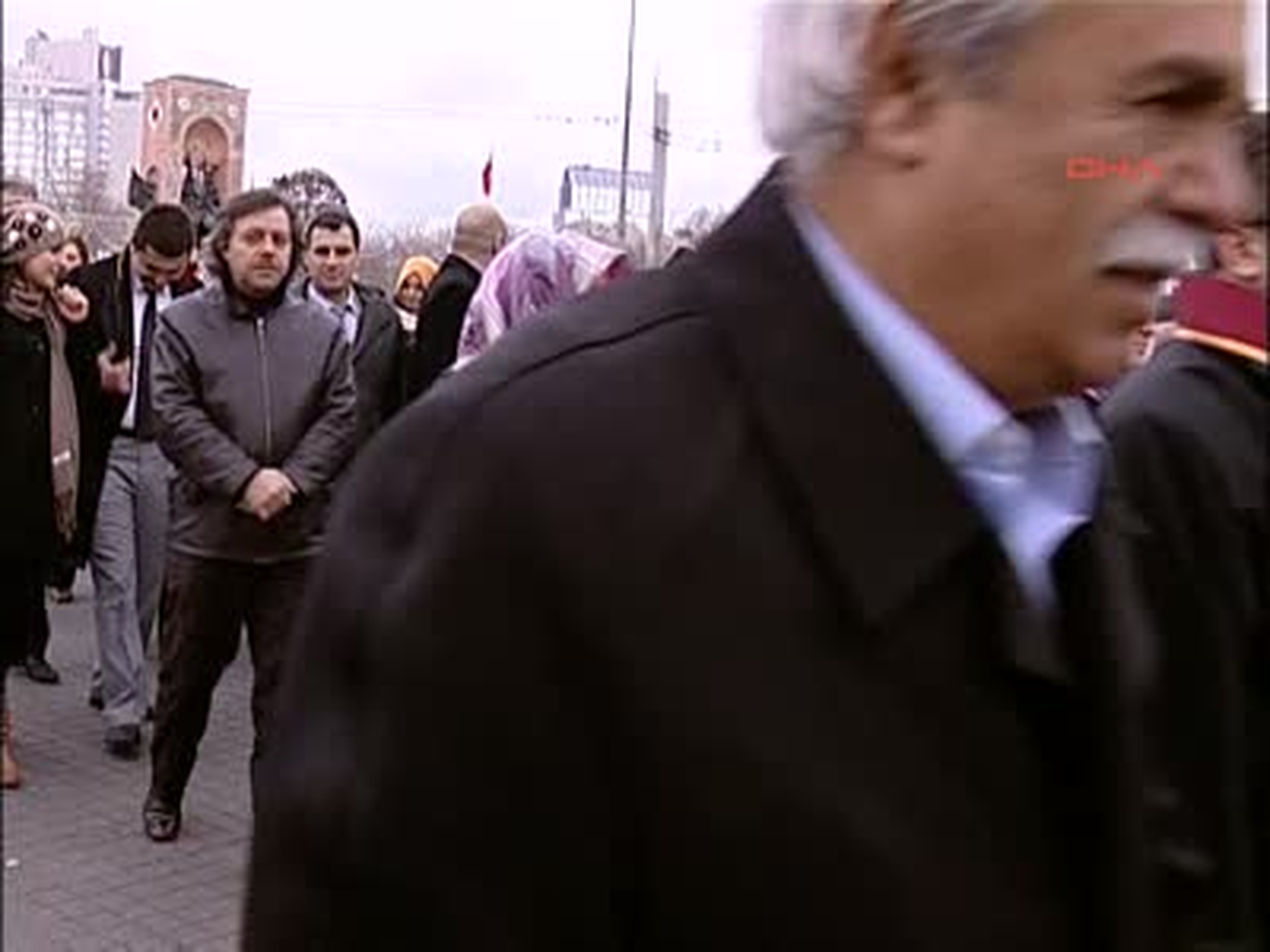 İstanbul Barosu'na 'Başörtü' Protestosu