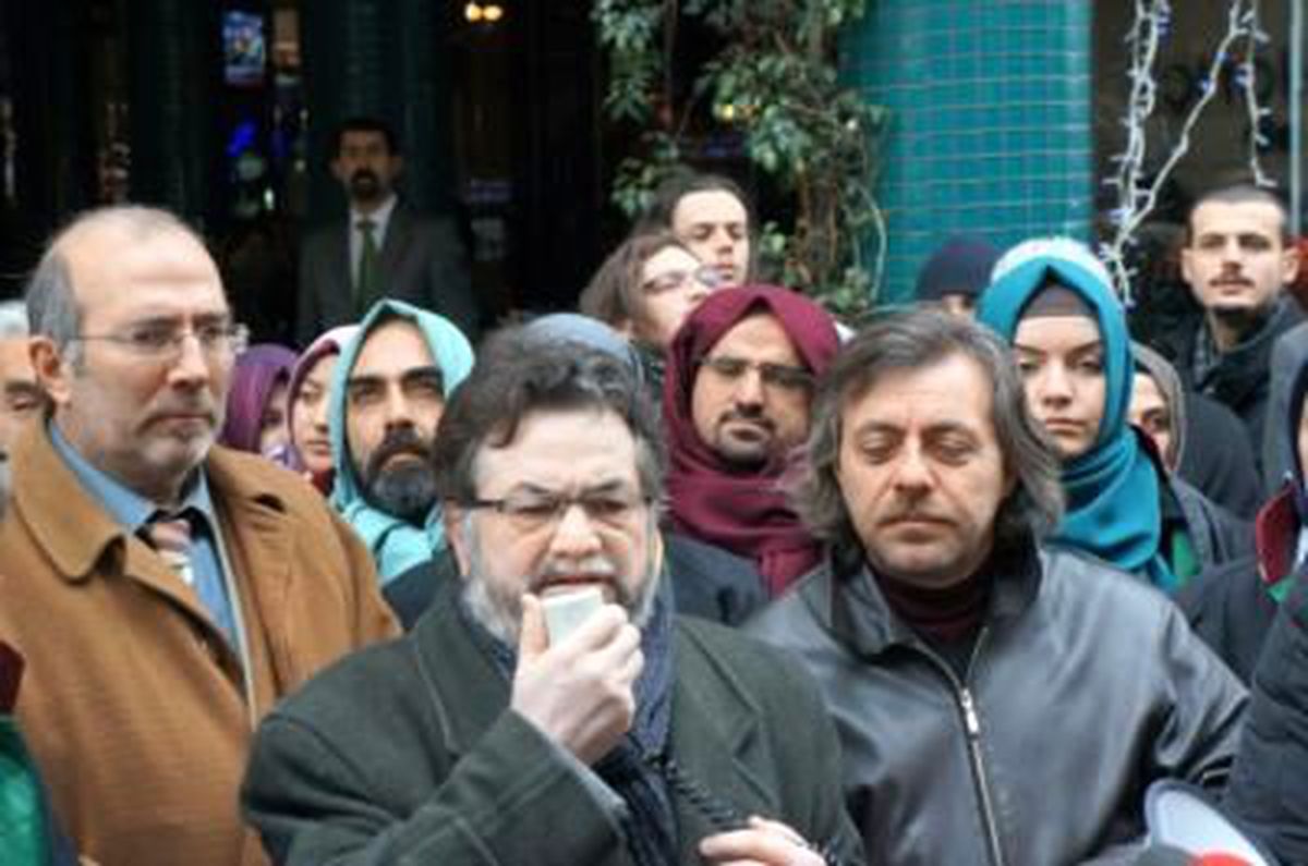 İstanbul Barosu'na 'Başörtü' Protestosu