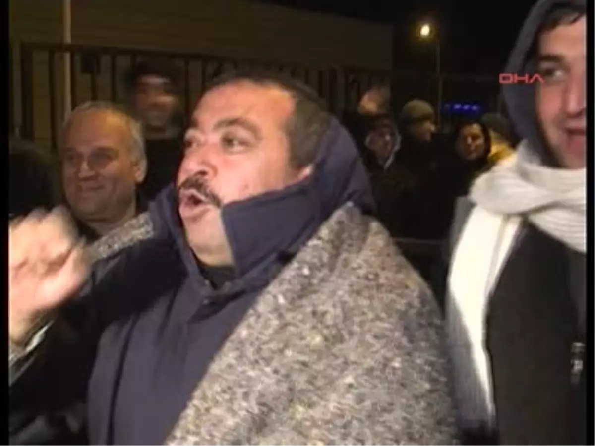 Mağaza Açılışında Soğuğa Rağmen Kuyruk Oluştu