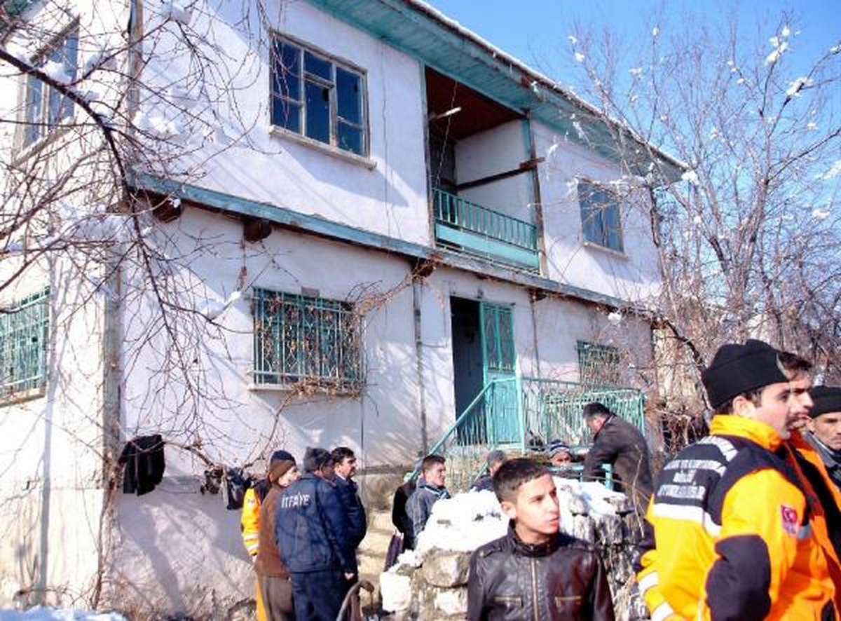 Taziye Evinde Göçük; 12 Yaralı