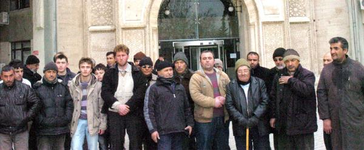 Tezgahları Kaldırılmak İstenen Simitçilerden, Büyükşehir Belediyesi Önünde Eylem