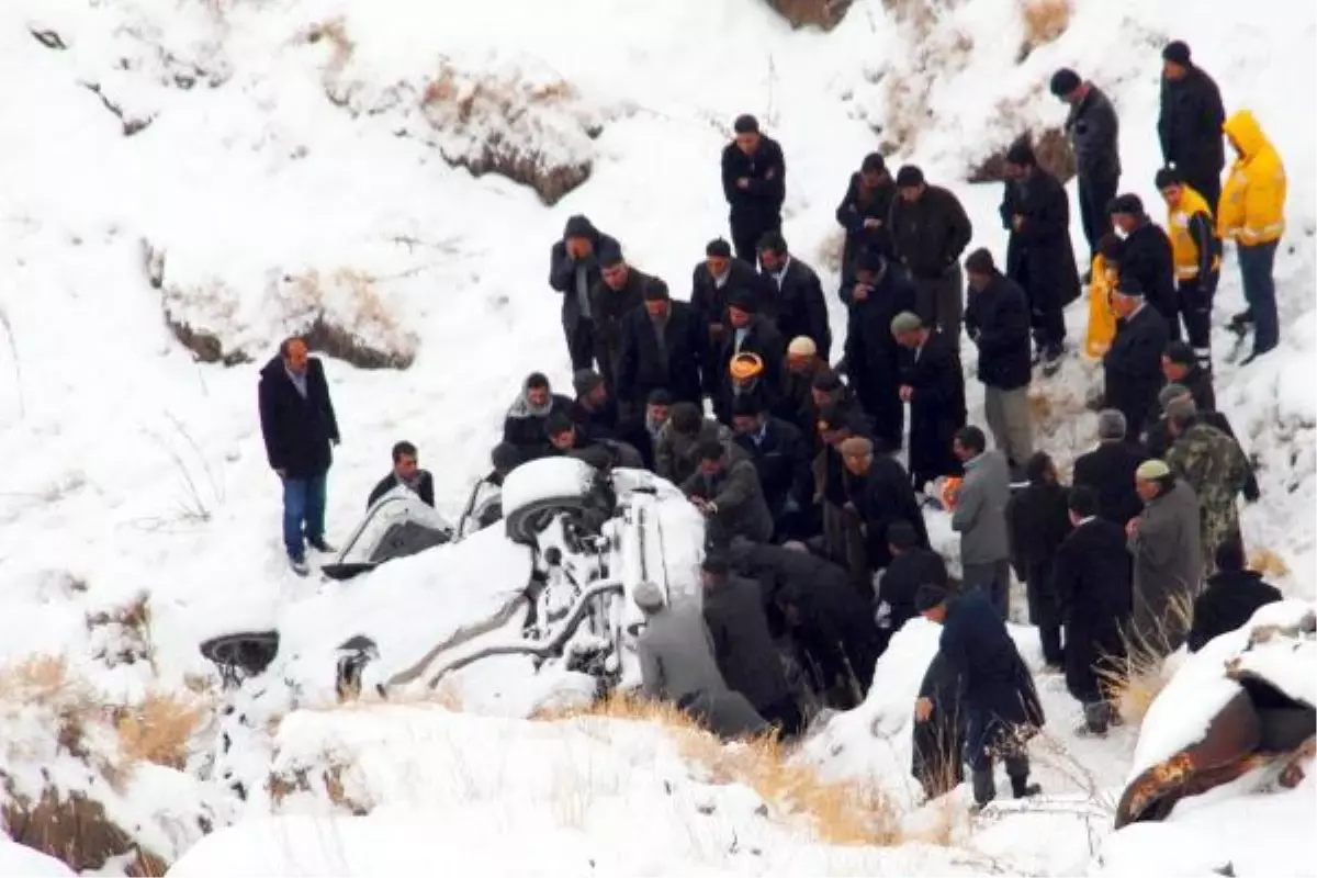 Uçuruma Yuvarlanan Araçtaki 3 Kişi Donarak Öldü