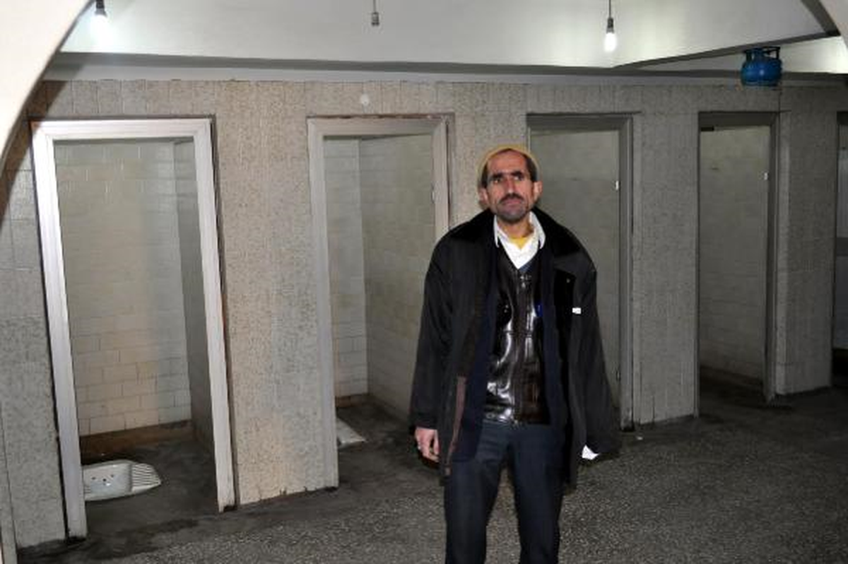 Cami Tuvaletinin Alüminyum Kapılarını Çaldılar