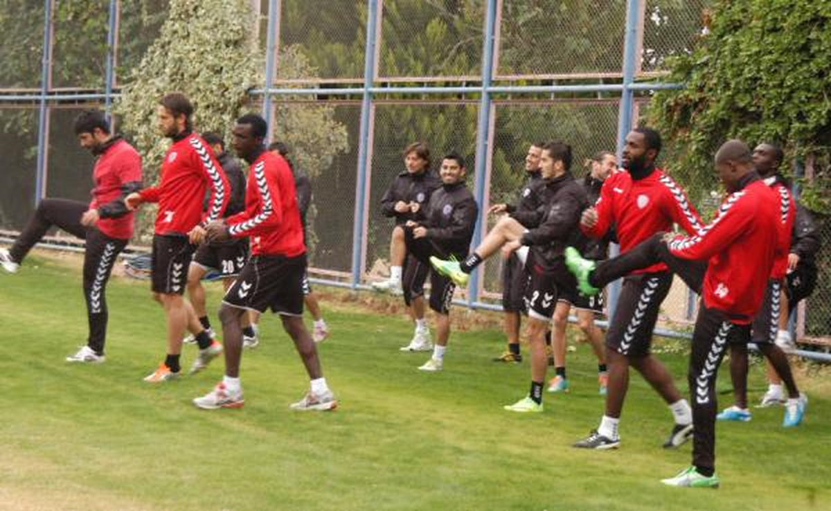 Mersin İdmanyurdu Teknik Direktörü Sağlam: 'İlk Yarıyı İyi Bir Yerde Tamamladık, Bu da Bize Daha Fazla Sorumluluk Yükledi'